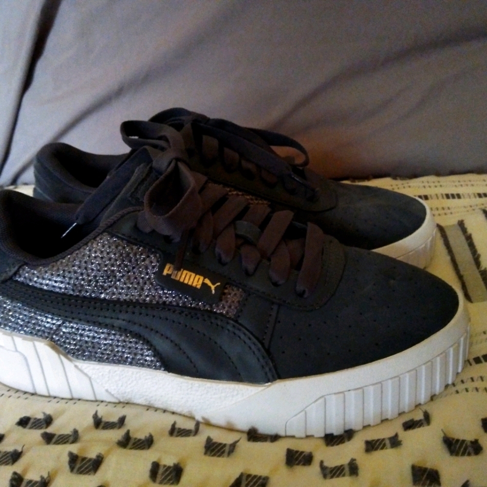 Girls Youth size 7, PUMA'S